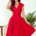 PATRICIA – Červené dámské šaty s delším zadním dílem a krajkovým výstřihem 300-2