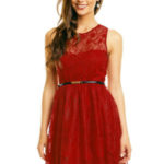 Společenské šaty MAYAADI krajkové s páskem středně dlouhé červené – Červená – MAYAADI