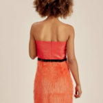 Oranžové dámské šaty s třásněmi ve spodní části