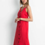Červené šaty s knoflíky